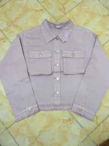 Veste en jean col en V vintage OEM pour femmes Tissu tissé Logo brodé Motif imprimé décontracté Longueur courte Top Design à la mode - Product Image 4