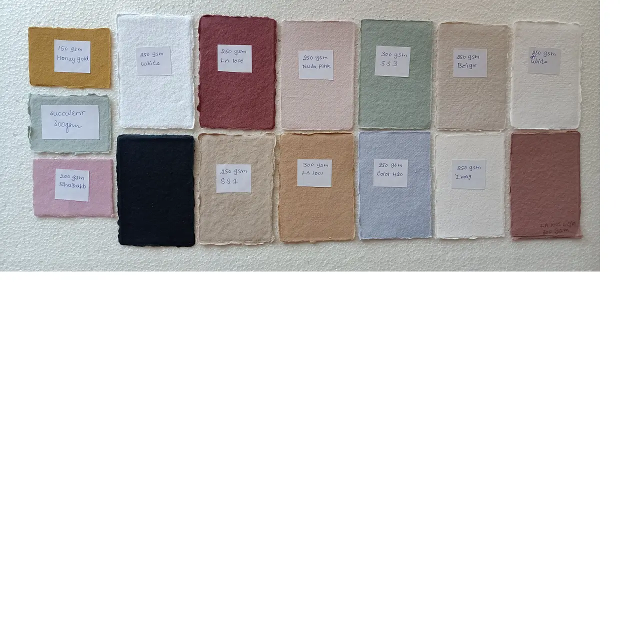 Carte con bordi in cotone fatte a mano su misura in un assortimento di colori disponibili da 150 gsm in poi adatte per la rivendita