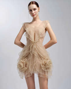 Robe courte en tulle à volants superposés de couleur nude inspirée de la couture avec des accents de roses 3D sculpturales, coupe en A, fabrication OEM ODM au Vietnam - Product Image 3