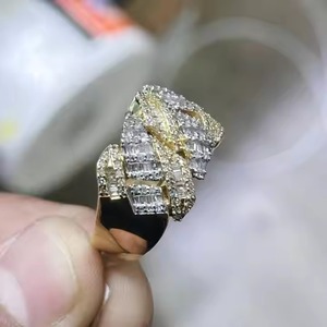 Banda de boda de enlace cubano de oro amarillo de 10 quilates para hombres Moissanite Diamond Baguette Diamonds Anillo de estilo religioso Chapado en oro - Product Image 4