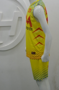 Ensemble de vêtements de sport de basket-ball sublimé personnalisé Fabricant OEM avec nom et numéros personnalisés Uniformes maillot et short - Product Image 5