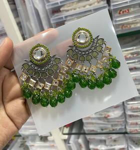 INDIO ÚLTIMO TRADICIONAL KUNDAN CHAPADO EN ORO ALTO CON DISEÑADOR DE PERLAS HERMOSO JUEGO DE PENDIENTES KUNDAN FANCY PARA MUJERES Y NIÑAS - Product Image 1