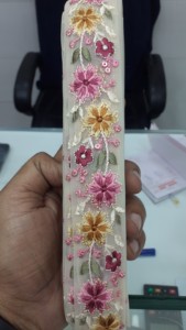 Broderie florale sur mesure en motifs floraux de couleur bleue pour divers usages en 2 pouces de largeur. - Product Image 2