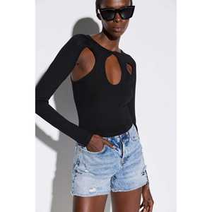 Blusa Negra con Diseño Detallado en el Dedo, Estilo Casual Corto, Manga Casquillo, Logotipo Frontal, 100% Poliéster - Product Image 3