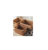 Panier en rotin fait à la main avec un tissage naturel durable conçu pour les ménages modernes rustiques ou écologiques de ferme