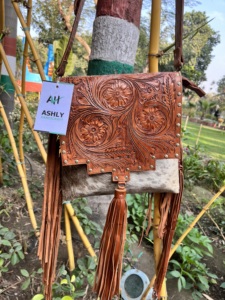 Bolso bandolera de cuero con pelo en diseño de flecos de piel de vaca y correa cruzada estilo occidental fabricante indio superior y proveedor - Product Image 4