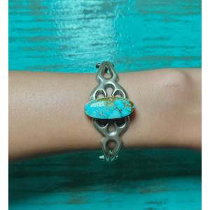 Bracelet manchette artisanal Navajo en turquoise de Kingman et argent sterling avec motif œil d'oiseau, bijou culturel de collection - Product Image 5