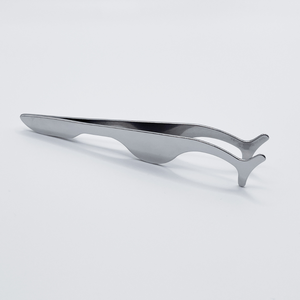 Pinzas para cejas con acabado pulido de acero inoxidable de alta calidad con punta redondeada personalizables para dar forma y arreglar las cejas - Product Image 4