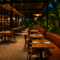 Élégante banquette de restaurant demi-ronde rembourrée avec dossier haut et cadre en bois courbé, table et chaises de salle à manger, mobilier de café