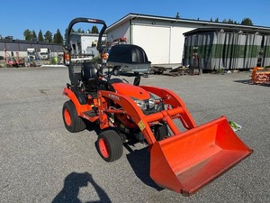 LIVRAISON GRATUITE TRACTEUR KUBOTA BX231+EK+Godet d'occasion 21,6 CV, chargeur frontal, godet 4-en-1, toit hydraulique - Product Image 2