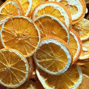 Tranches d'orange séchées en usine, parfaites pour décorer les boissons, la pâtisserie, les infusions de thé ou à déguster comme en-cas prêt à consommer - Product Image 1
