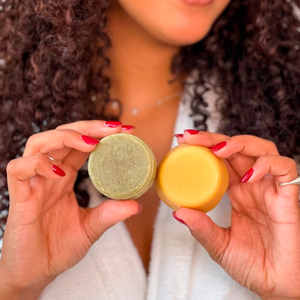 Duo de shampooing et d'après-shampooing en barre réparateurs en profondeur biologiques pour cheveux abîmés - Soins capillaires amazoniens unisexes - Product Image 1