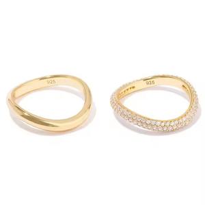 Bague de fiançailles en diamant taillé rond plaqué or 18 carats bandes de mariage gravées uniques pour les femmes en argent sterling 925 - Product Image 3