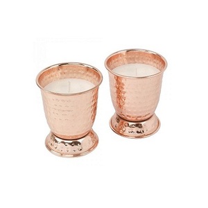 Ensemble de deux bougeoirs en cuivre martelé avec cheminée en verre, différentes tailles, pour décoration de mariage - Product Image 3