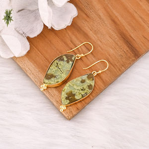 Boucles d'oreilles bohèmes en laiton avec opale verte, bijoux ethniques faits à la main, boucles d'oreilles en laiton de haute qualité, commande en gros - Product Image 3