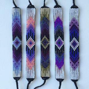 Bracelet manchette brodé de perles de rocaille fait à la main nouveau design d'Inde fabriqué à la main pour les femmes et les filles perles de pierre - Product Image 1