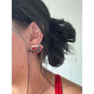 Pendientes Zuni Hechos a Mano con Incrustaciones de Piedras Multicolores y Plata de Ley, Pendientes con Forma de Insecto - Product Image 2