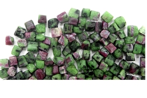 50 pièces de bonne qualité, taille 2-4 MM, rubis naturel, Zoisite, pierre précieuse brute, pierre d'anyolite brute en vrac, vente en gros - Product Image 2