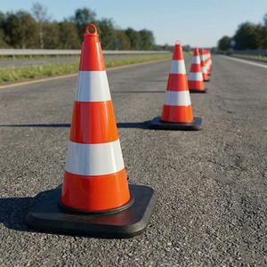 Cône de signalisation routière réfléchissant en PVC de 75 cm avec double base lestée pour la sécurité routière - Product Image 2