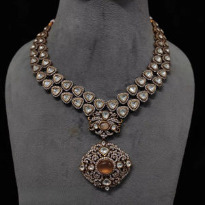 ชุดสร้อยคอพร้อมต่างหูเข้าคู่ | ชุดเจ้าสาวลายจุด | เครื่องประดับงานแต่งอินเดีย - Product Image 1