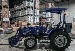 รถแทรกเตอร์มือสอง ยี่ห้อ Lovol รุ่น TE404ROPS แบบมีล้อ ขับเคลื่อน 4 ล้อ พร้อมอุปกรณ์ตักดินด้านหน้า และอุปกรณ์ยกของแบบฟอร์คลิฟท์ - Product Image 3