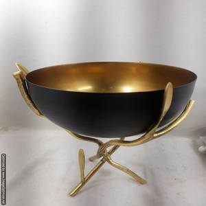 Suministro directo de fábrica, exterior recubierto de polvo negro con interior chapado en oro y soporte de diseño de hojas, quemador de incienso de Metal Bakhoor - Product Image 1