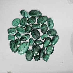 พลอยมาลาไคต์ธรรมชาติทรงรีแบบคาโบชอง รูปทรงผสม สีเขียว สำหรับทำเครื่องประดับคุณภาพสูง - Product Image 3