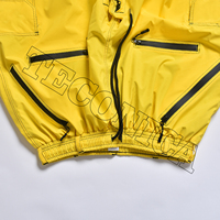 Pantalones de Nieve Amarillos de Alto Rendimiento con Ribete Negro, Forro Aislante Cálido, Múltiples Bolsillos con Cremallera y Cintura Ajustable con Cordón