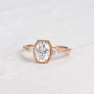 Anillo de Compromiso con Tres Piedras de Moissanita con Corte Ovalado, Elegante y Lujoso - Product Image 5