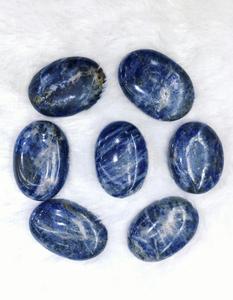 หินโซดาไลต์ธรรมชาติทรงปาล์ม ขนาดใหญ่ 50-55 มม. สำหรับการผ่อนคลาย การทำสมาธิ และหินบำบัดคริสตัล งานฝีมือจากอัญมณี - Product Image 3