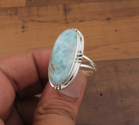 Bague solitaire classique bohème délicate unisexe en argent sterling 925 avec serti clos et pierre précieuse naturelle Larimar taille brillant, faite à la main