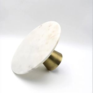 Soporte de pastel de mármol para todas las estaciones con base chapada en latón de acero inoxidable para hoteles, bodas, tamaños grandes en blanco y negro - Product Image 5