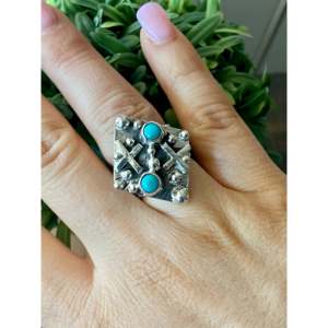 Bague en argent sterling avec turquoise Kingman, faite à la main par des artisans Navajo, sertie de pierres géométriques, bijoux fins - Product Image 2