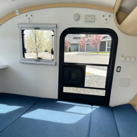 Caravane de camping moderne et légère en forme de larme, caravane de voyage compacte, mini-camping-car haut de gamme pour le camping et les voyages en plein air