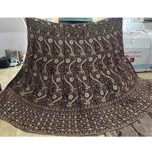 Lujoso Lehenga de Terciopelo Rojo Granate con Bordado Pesado Jarkan Jaal, Choli Largo de Doble Capa y Dupatta Bordada para Fiesta de Verano Moderna - Product Image 2