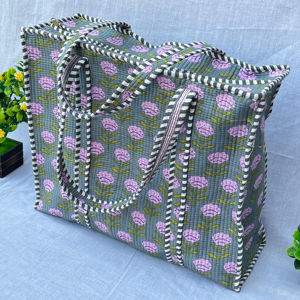 Découvrez le confort et le style ultimes avec notre sac fourre-tout robuste et élégant, conçu pour le travail, les voyages et les essentiels quotidiens. - Product Image 1