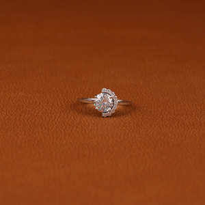 Diamante cultivado en laboratorio con anillo de diamante de corte redondo Diamante lateral de corte redondo Anillo de compromiso cultivado en laboratorio Anillo De Oro Sólido de 14KT para su regalo - Product Image 1