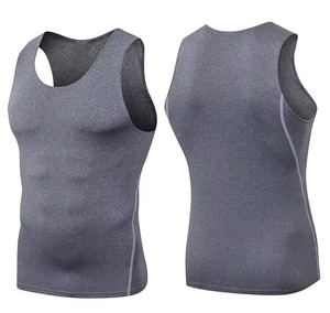 Ensemble de sport pour homme personnalisé en gros, débardeur de compression respirant à séchage rapide et short de sport avec découpes - Product Image 2