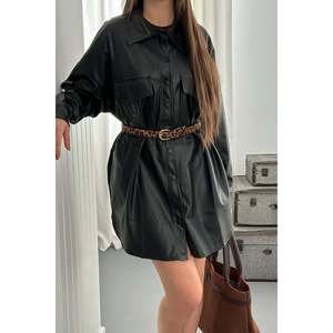 Chaqueta Utilitaria de Cuero Negra al por Mayor con Cierre de Botones a Presión y Bolsillos - Product Image 4