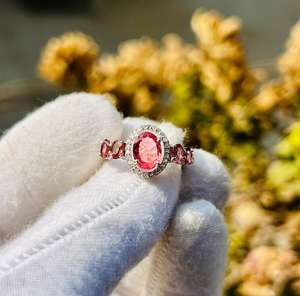 แหวนค็อกเทลแบบมินิมอลสำหรับผู้หญิง ประดับพลอยรูบี้ไลท์ธรรมชาติทรงเหลี่ยมเจียระไนแบบเพชร ตัวเรือนเงินแท้ 925 ชุบโรเดียม ฝังแบบหนามเตย - Product Image 2