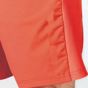 Pantalones cortos flexibles acanalados de tela de rendimiento ligero naranja con cintura de tela acanalada y dobladillo con puños - Product Image 6