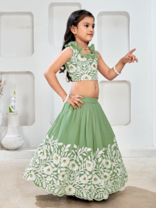 ชุดเลเฮนกาโชลีปักลายดอกไม้ยาวกรอมพื้นสำหรับสาวๆ ออกแบบโดยชอริยัม แฟชั่น |   ชุดแต่งงานเด็กสไตล์อินเดียสำหรับงานเลี้ยง - Product Image 3