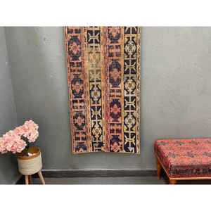 Alfombra Turca Vintage Pequeña de 2.4x5.2 pies, Alfombra de Lana con Rayas Rojas - Product Image 1