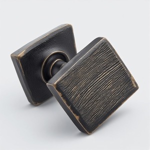Bouton de porte noir décoratif avec forme artisanale inégale fait à la main offrant un accent décoratif pour les intérieurs - Product Image 1
