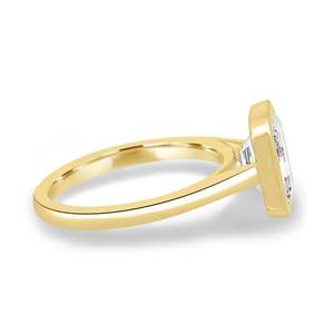 Anillo de Compromiso con Diamante de Laboratorio Esmeralda Certificado por IGI de 2.00ct, Engaste en Bisel, Estilo Catedral, en Opciones de Oro - Product Image 5