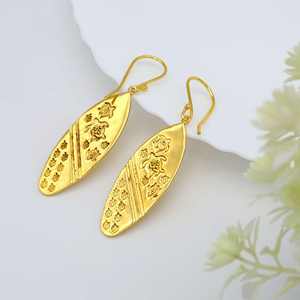 Vente en gros de boucles d'oreilles pendantes en laiton plaqué or 18 carats bijoux pour femmes avec perle de fleur en forme de marquise boucles d'oreilles personnalisées cadeau - Product Image 5