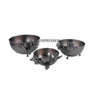 Ensemble de 3 bols de designer en forme ronde à texture martelée, couleur unique, fleurs et feuilles les plus fantaisistes, en provenance d'Inde, à un prix impressionnant - Product Image 1