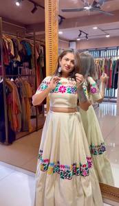 Eleva tu estilo Navratri con un exquisito lehenga de otros materiales y un intrincado trabajo de bordado Gamathi, ropa moderna para fiestas. - Product Image 4