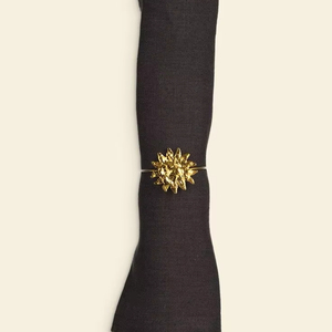Rond de serviette en laiton de style vintage avec des motifs uniques gravés à la main pour un cadre de table haut de gamme et des réceptions de mariage - Product Image 1