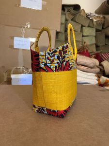 Sac fourre-tout jaune en paille avec garniture en tissu africain wax, style seau, fait main, motif floral, sac à main d'été pour la plage, fermeture à cordon, en bois - Product Image 4